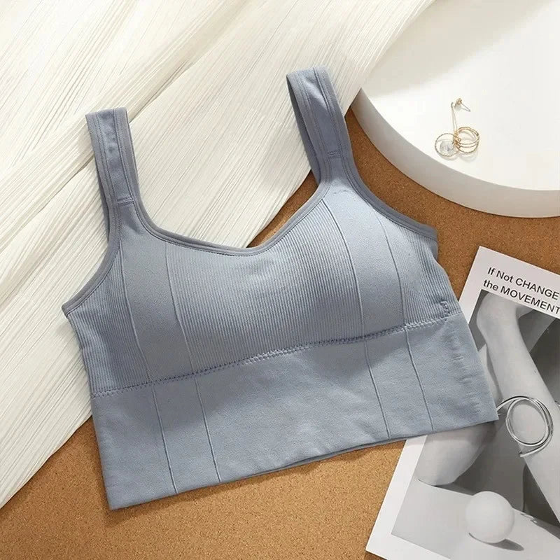 Seamless breathable sports bra for women, anti-sweat fitness top with shockproof support, push-up design, ideal for gym and yoga workouts.
