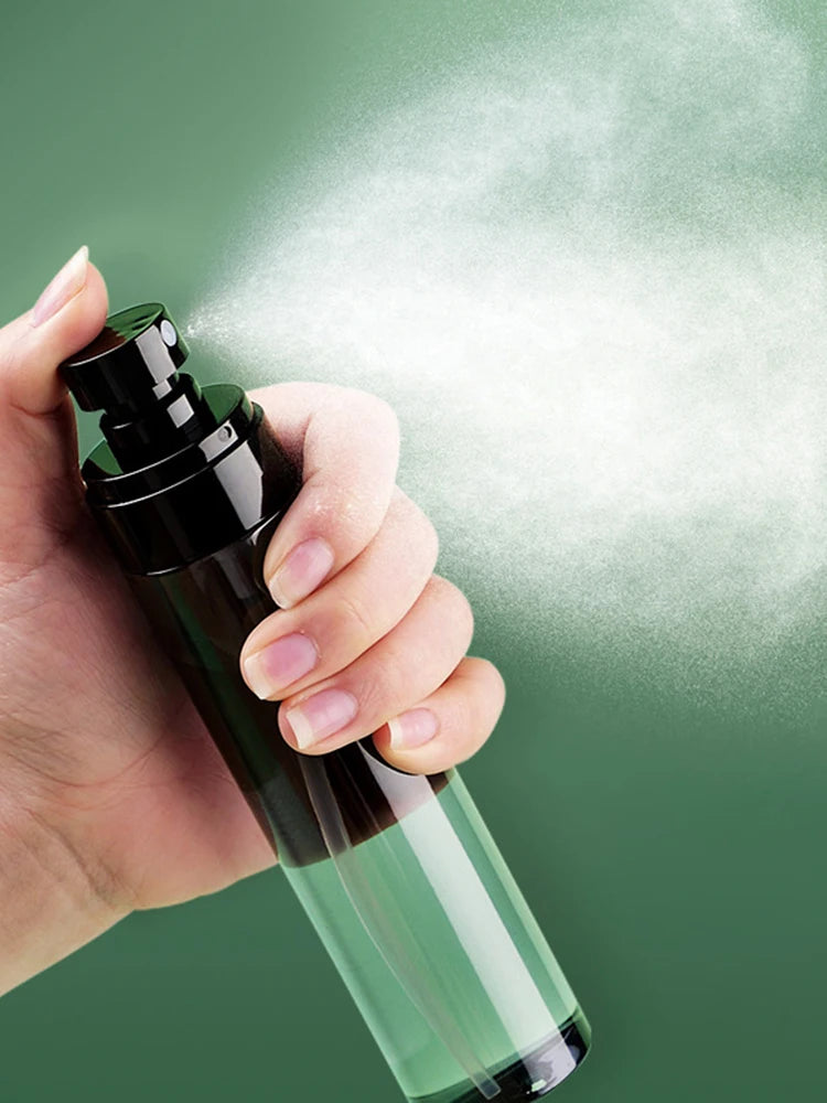 Showlu Smart General oil control spray bottle with fine mist nozzle, used for skincare or hair oil management.