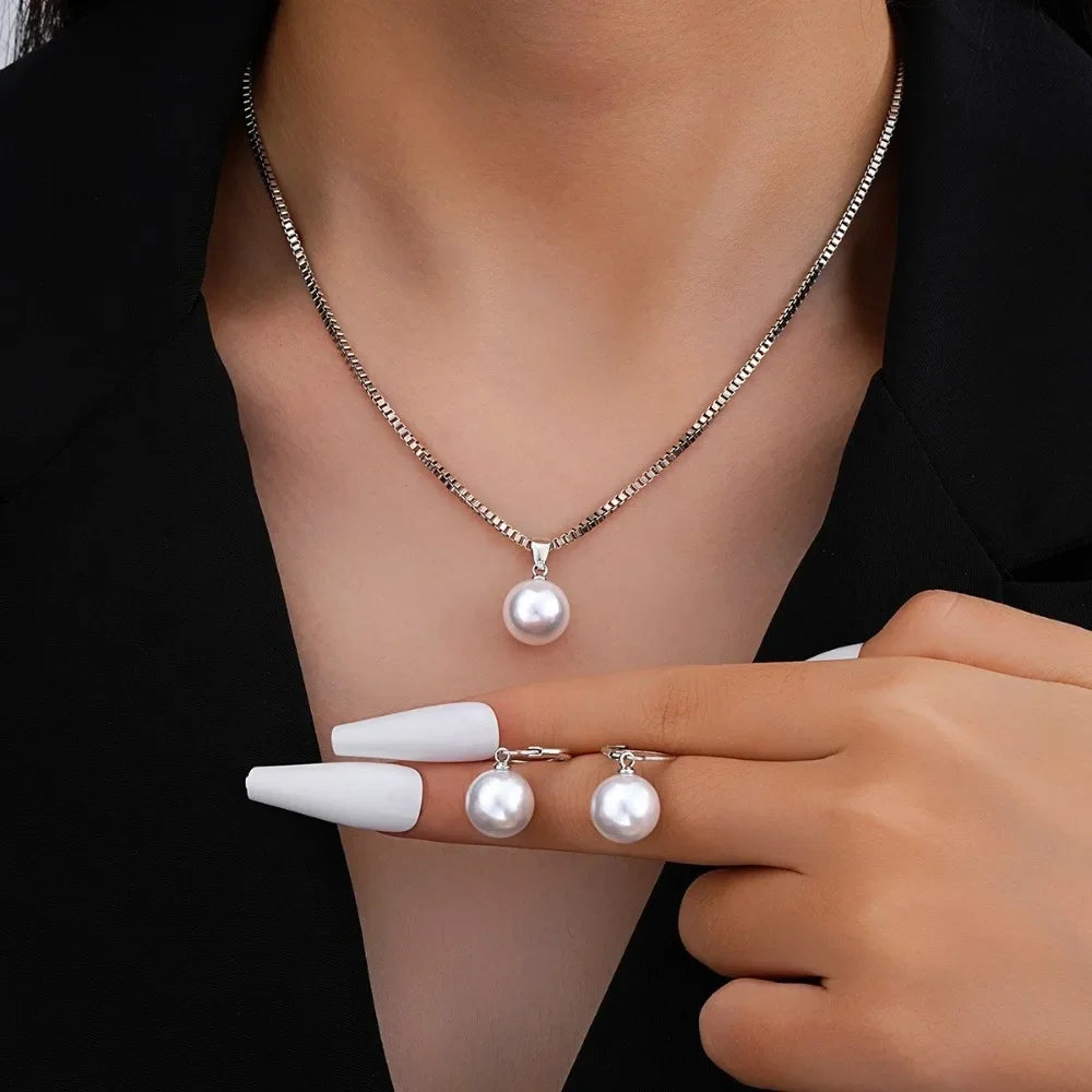 Imitation pearl necklace and earrings vintage jewelry set with elegant pearls and intricate design, showing Showlu Fashion brand.