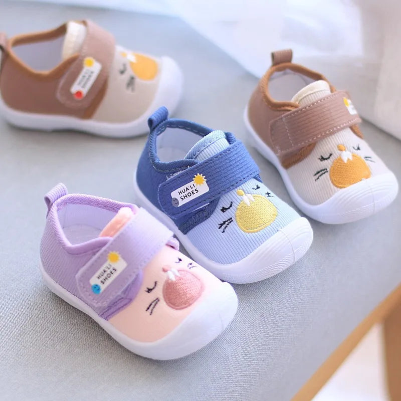 Showlu Fashion baby cartoon squeaky shoes with non-slip canvas soles, perfect for first walkers and toddler footwear.