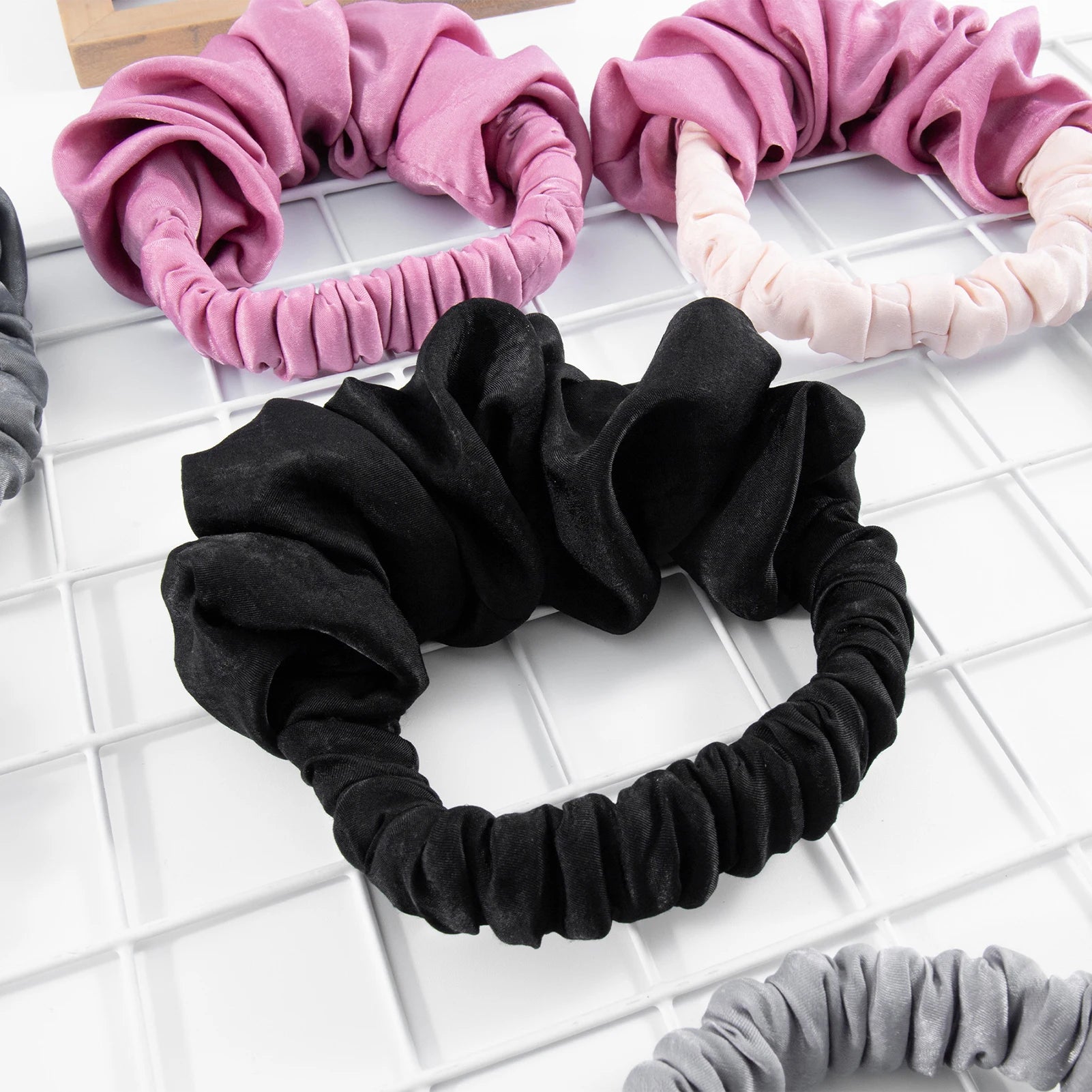Showlu Smart General heatless hair curling ribbon with soft fabric and curlers for easy, damage-free curly hair styling.