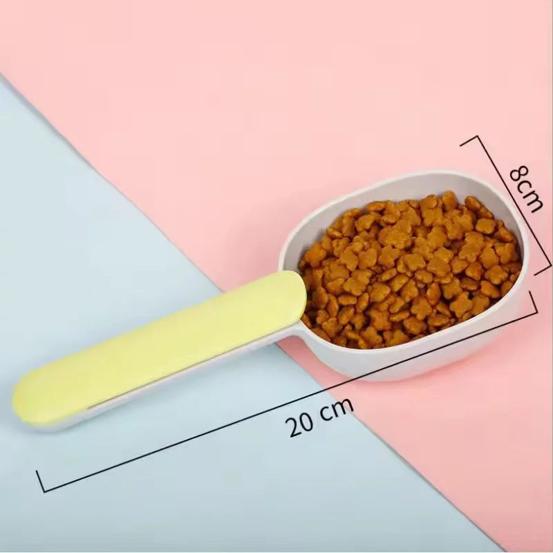 Showlu Smart General pet food scoop clip with a secure locking mechanism for convenient food handling and storage.