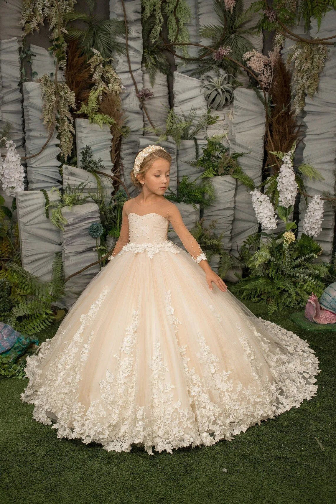 Flower girl dress by Showlu Fashion with floral lace applique, perfect for children’s weddings, parties, and first communion.