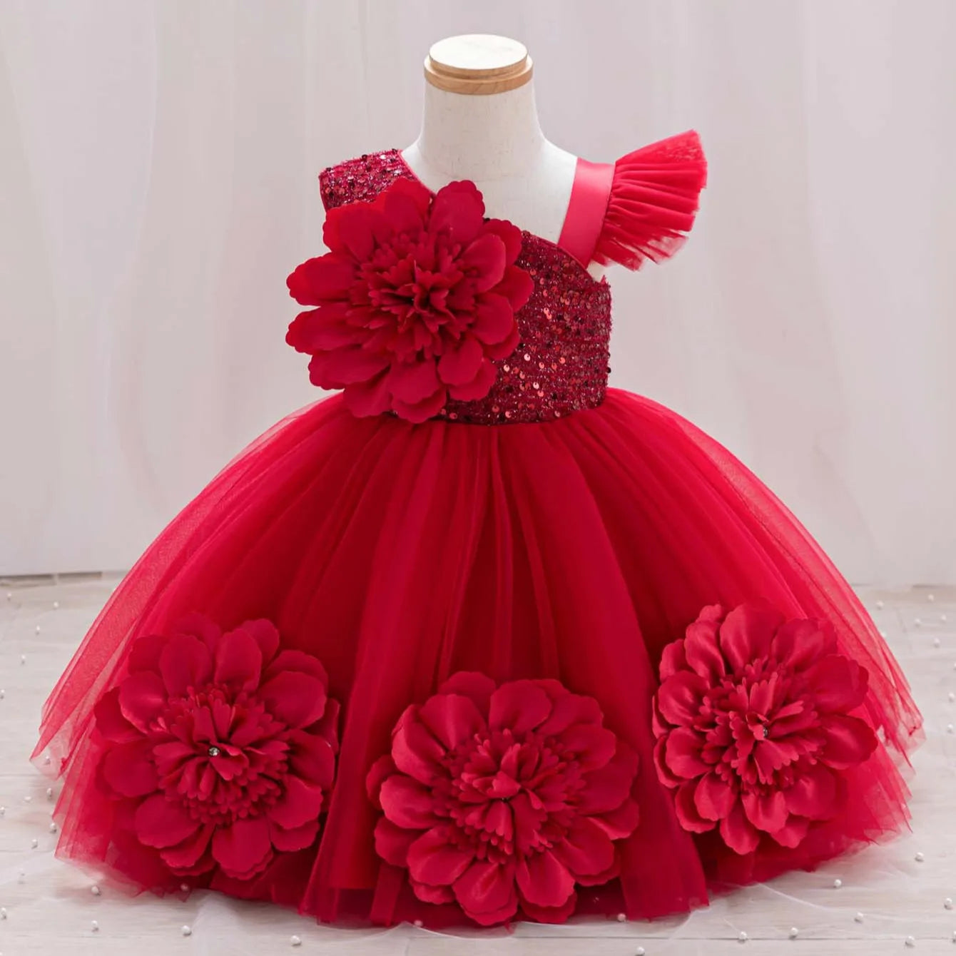 Red single shoulder toddler girl dress with sparkling flying sleeve for birthday parties, suitable for ages 0-6.