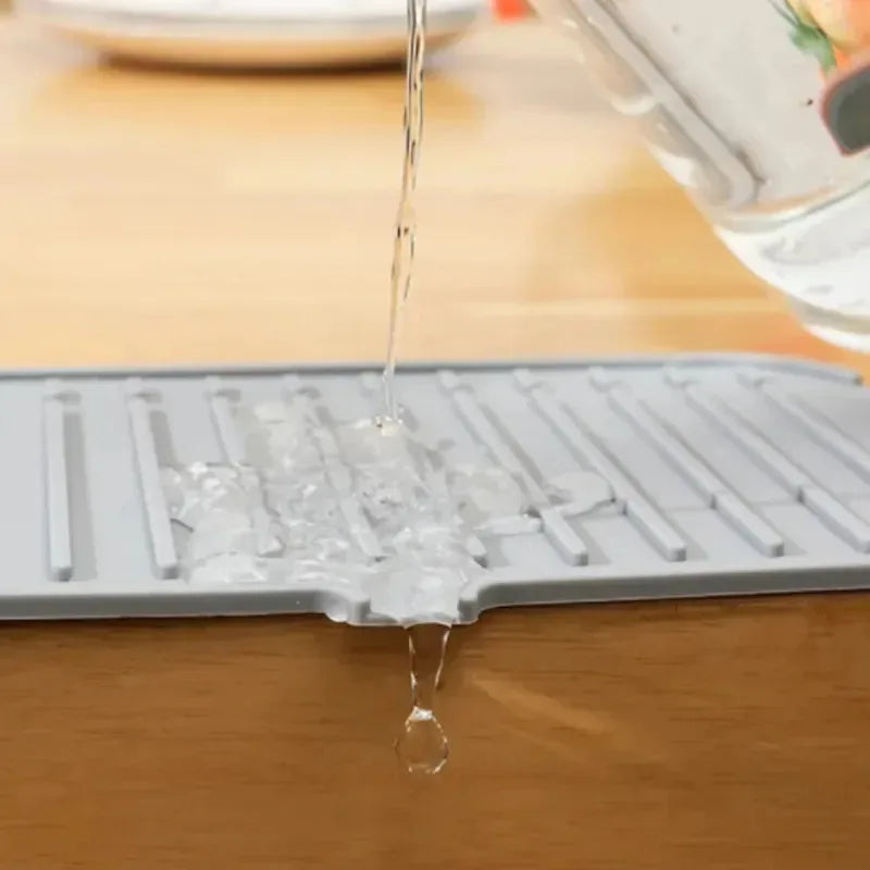 Showlu Smart General silicone faucet splash guard attached to a kitchen sink to prevent water splashes during use.