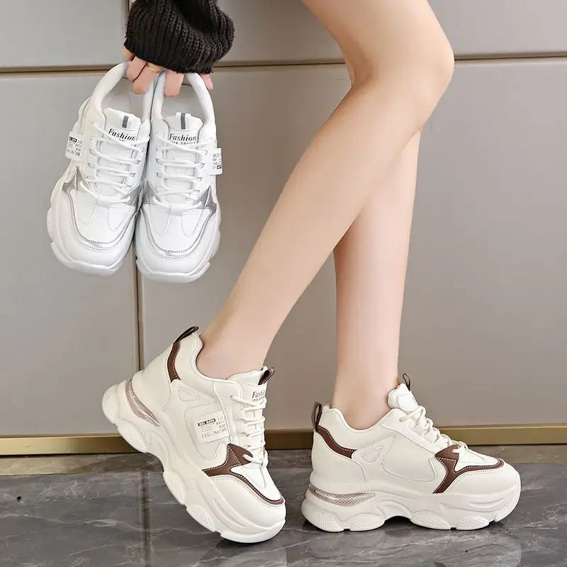 Breathable lightweight women's sports shoes with thick soles, casual autumn fashion, versatile and comfortable for everyday wear.