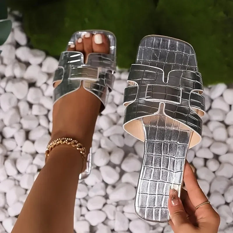 2025 summer Ladies' fashionable casual flat sandals, versatile outdoor wear, flat slippers for wearing outside