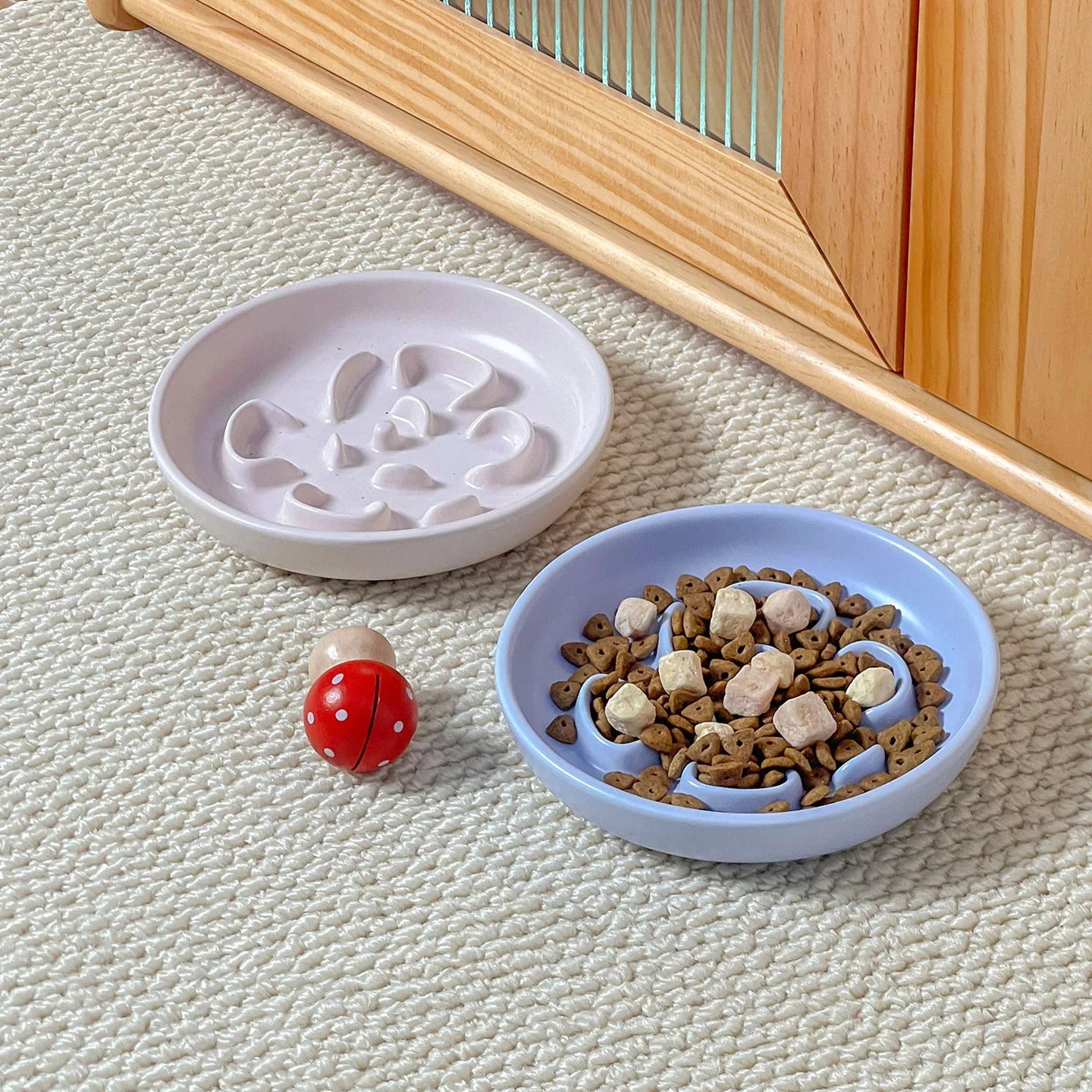 Creative clover-shaped pet food bowl by Showlu Fashion Store, anti-spill, anti-choking slow feeder for cats and dogs.