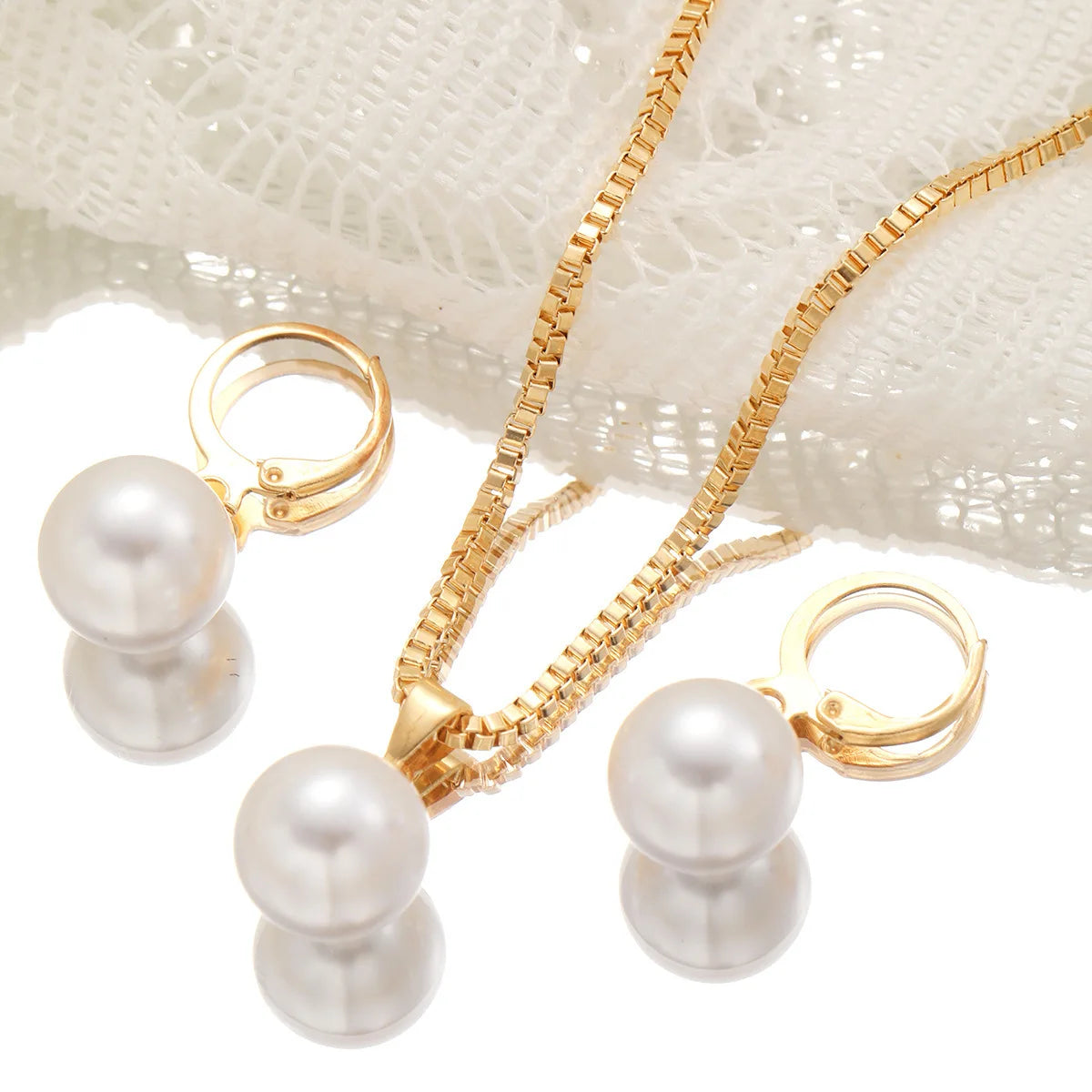Showlu Fashion vintage imitation pearl necklace and matching earrings jewelry set displayed on a jewelry stand.