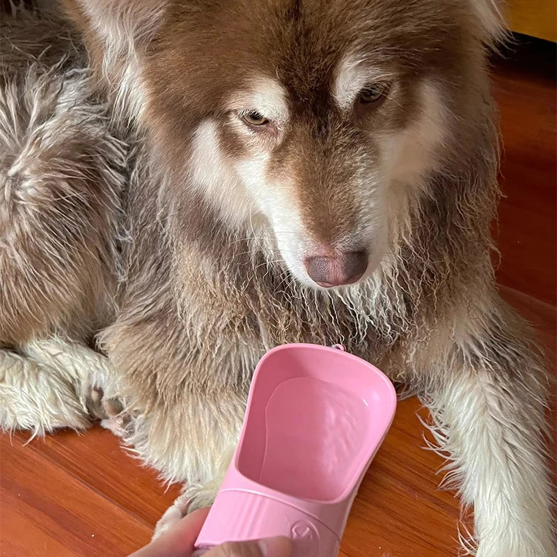 Showlu Smart General Pet Portable Water Bottle with built-in water dish for easy hydration during walks and outdoor activities.