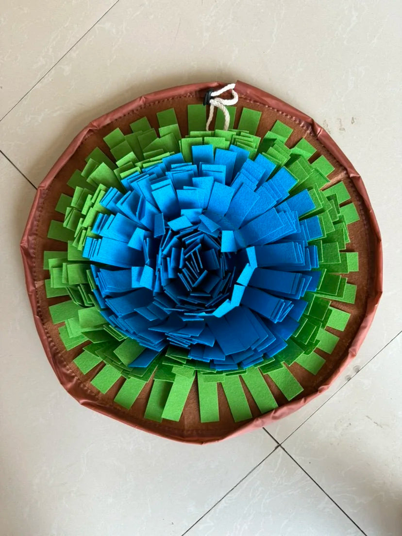 Showlu Fashion Pet Snuffle Mat for dogs and cats, interactive feeding game to encourage natural foraging and mental stimulation.