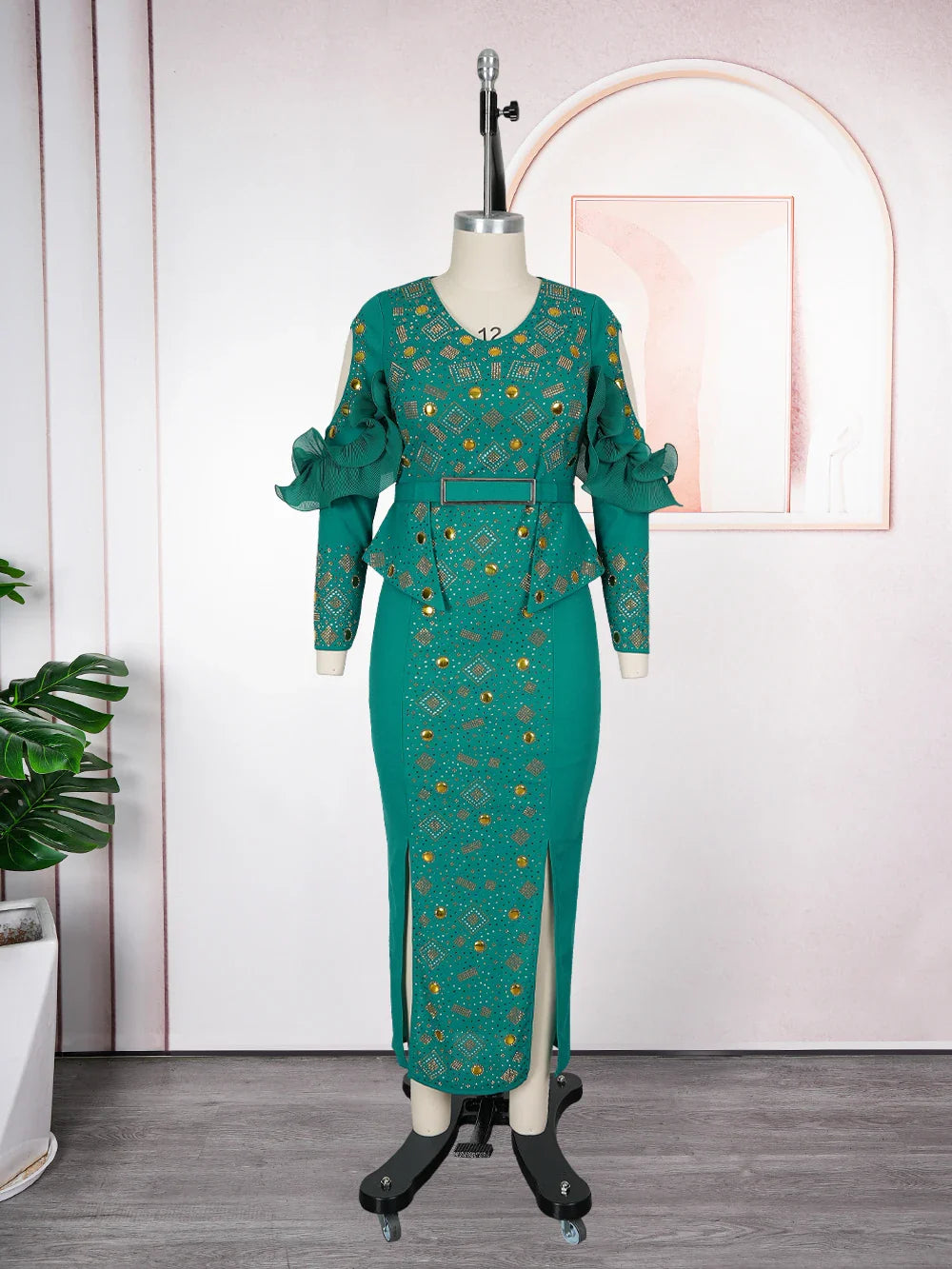 Plus size African dashiki bodycon dress for women featuring vibrant patterns, ideal for party or special occasions.