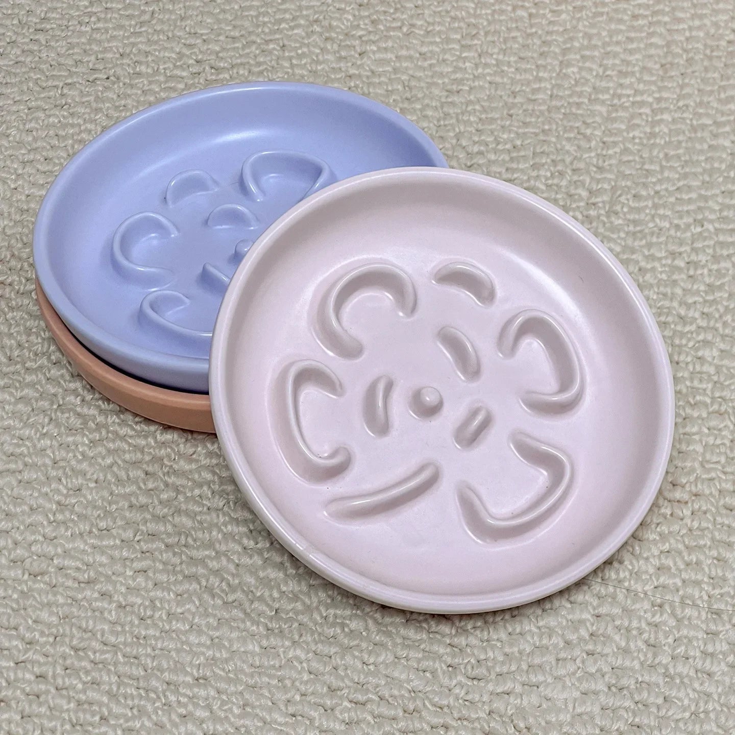 Creative clover-shaped slow food pet bowl by Showlu Fashion Store, round anti-spill cat and dog bowl for easy feeding.