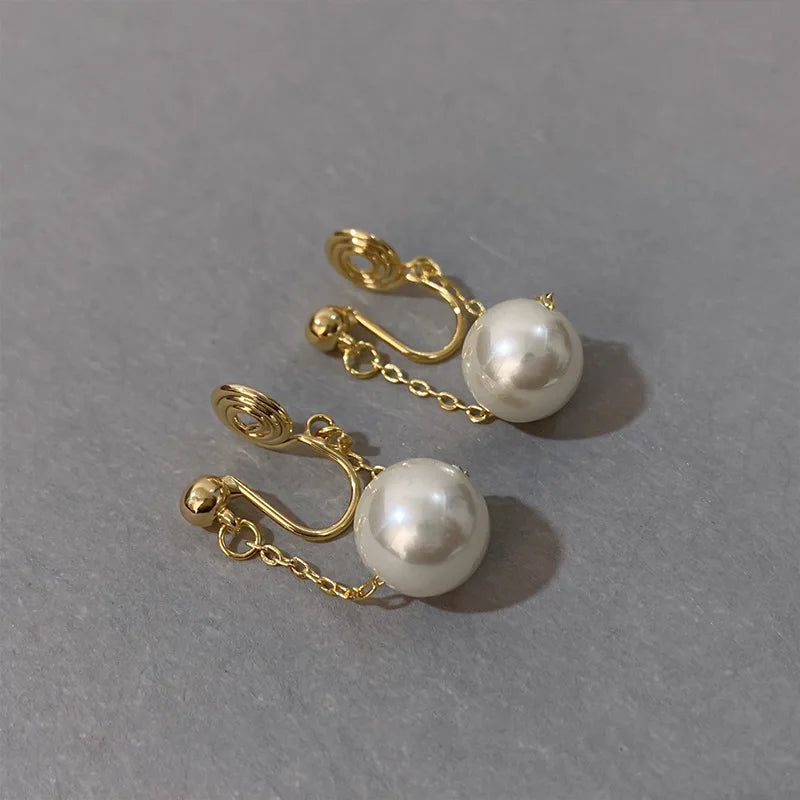 Vintage simple pearl mosquito coil clip earrings for women, featuring hanging chain design, painless non-piercing party jewelry.