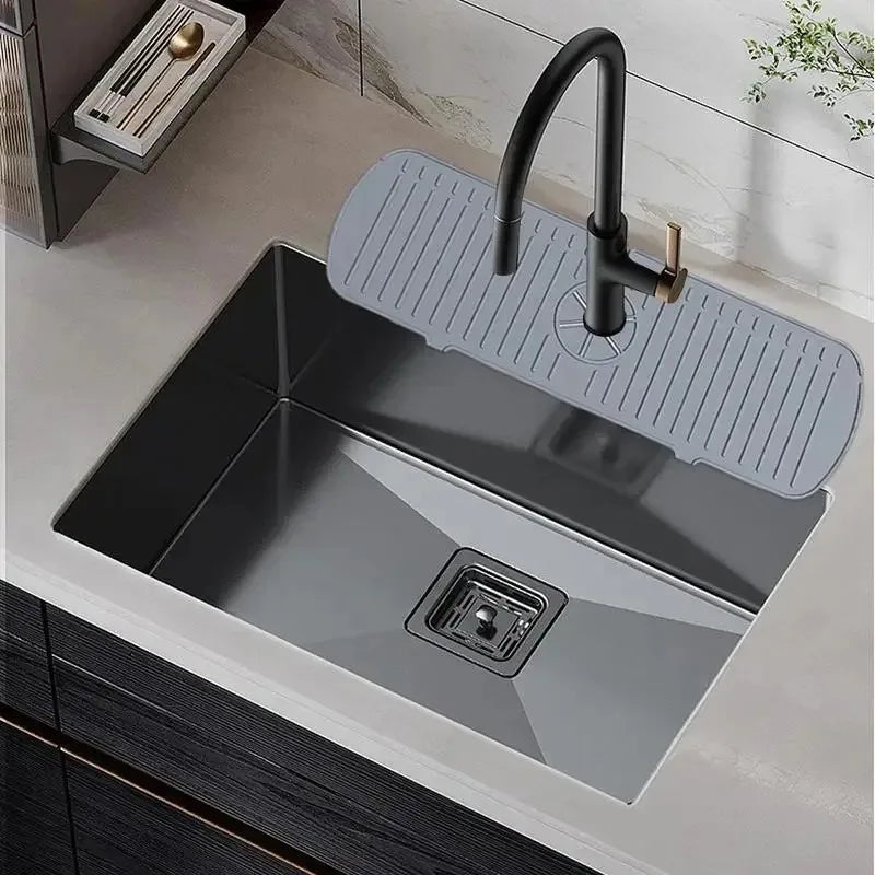 Showlu Smart General silicone faucet splash guard fitting around kitchen faucet to prevent water splashes and keep the sink dry.