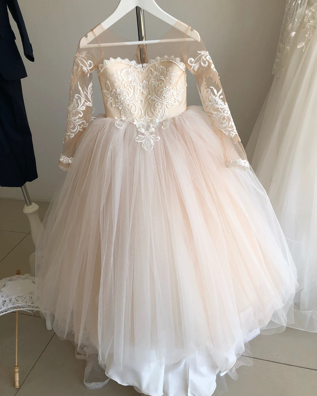 Showlu Fashion Lace Tulle Flower Girl Ball Gown for First Communion, featuring intricate lace and elegant tulle fabric.