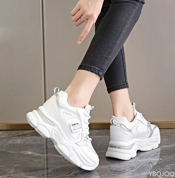 Women's lightweight sports shoes with thick soles, white casual sneakers, ideal for spring and autumn, height-enhancing design.