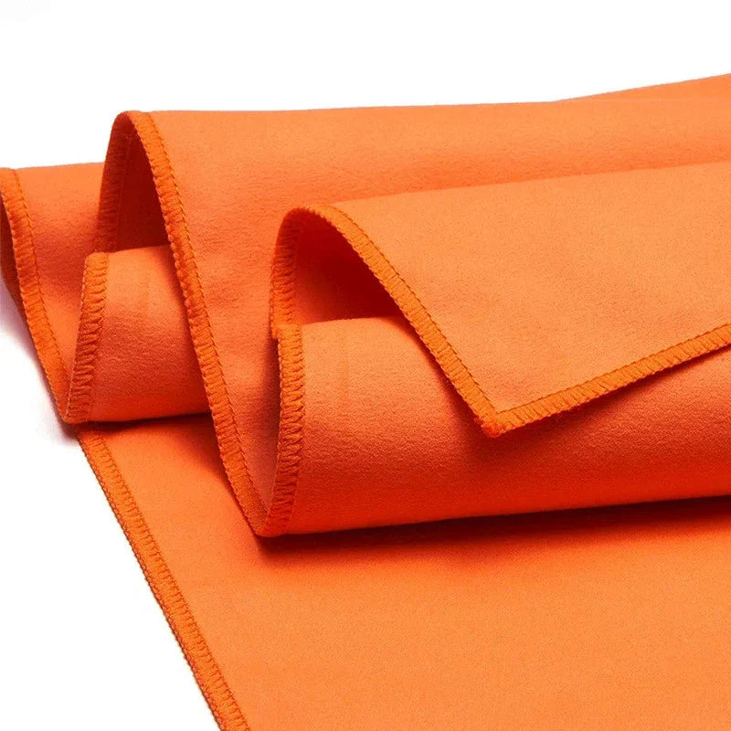 SHOWLU microfiber sports towel for gym, swimming, and beach, quick-drying and lightweight for active use.