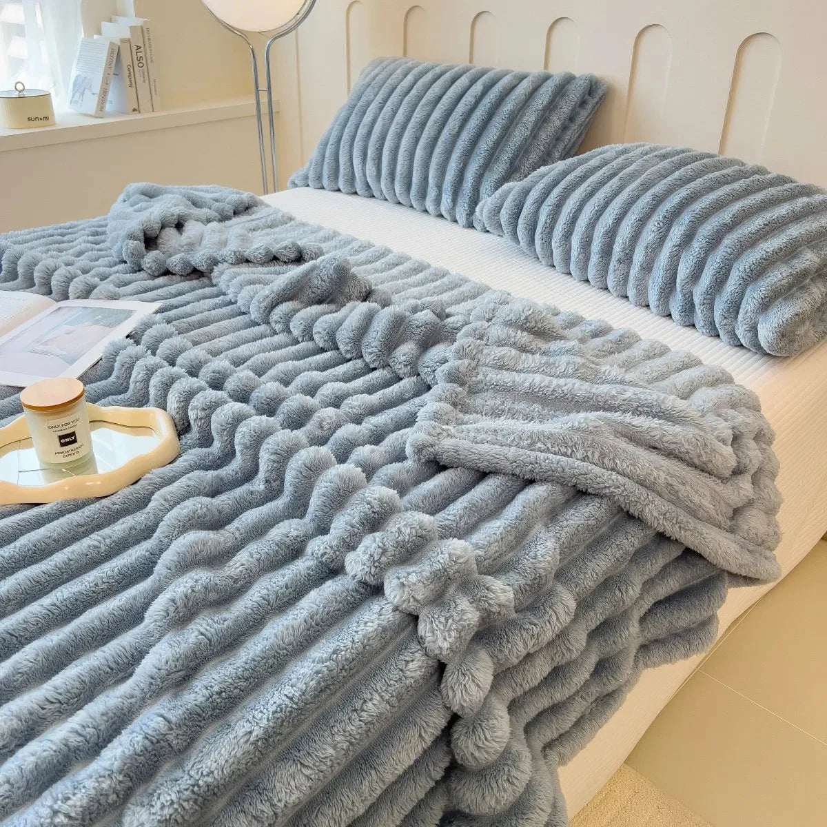 Showlu Fashion striped polyester blanket, thickened bed sheet and nap cover, cozy and soft for comfortable sleep.