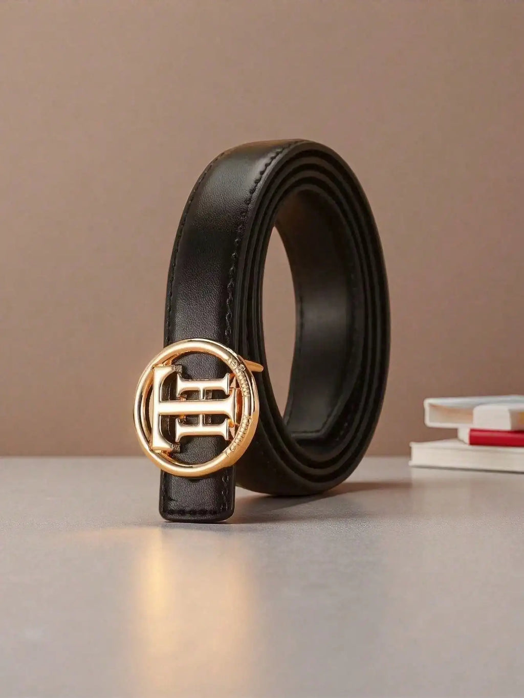 Women's Showlu Fashion Store belt with a smooth letter buckle, 2.5cm wide, versatile fashion accessory for jeans and casual wear.