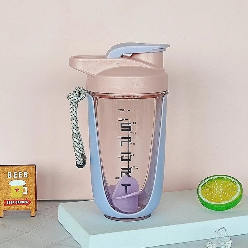 Showlu Leakproof Protein Shaker Bottle, 20oz BPA-free Tritan plastic, with lid and mixing ball for smoothies and protein shakes.