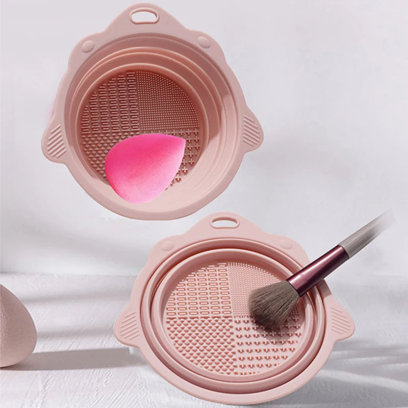 Showlu Smart General silicone makeup brush cleaner pad with textured surface for gentle cleaning of makeup brushes.
