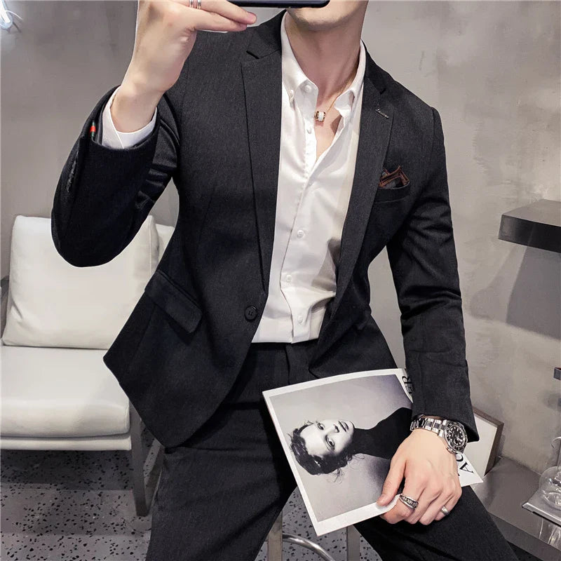 Men's British style business suit by Showlu Fashion, 2-piece jacket and pants, tailored fit in classic dark fabric.