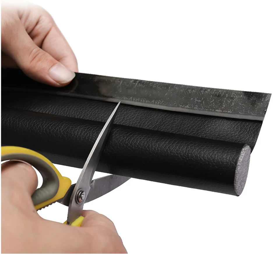 Showlu Smart General anti-dust door seal strip installed on door edge, effectively preventing dust and drafts.