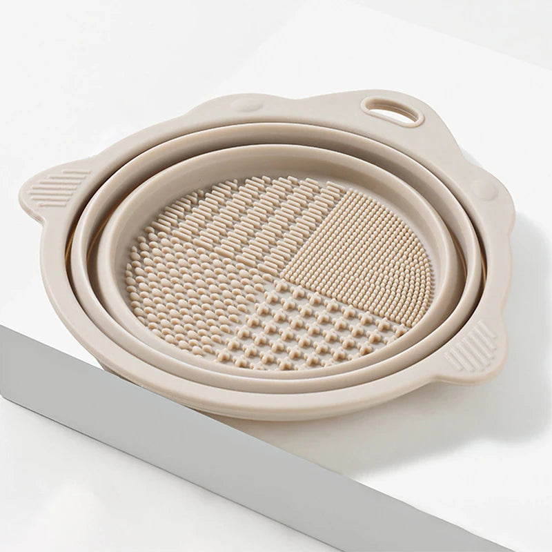 Showlu Smart General silicone makeup brush cleaner pad with textured surface for easy cleaning of makeup brushes.