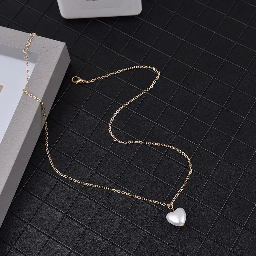 Sumeng Pearl Choker Necklace with double-layer chain and pendant, stylish jewelry for women featuring pearls and a modern design.