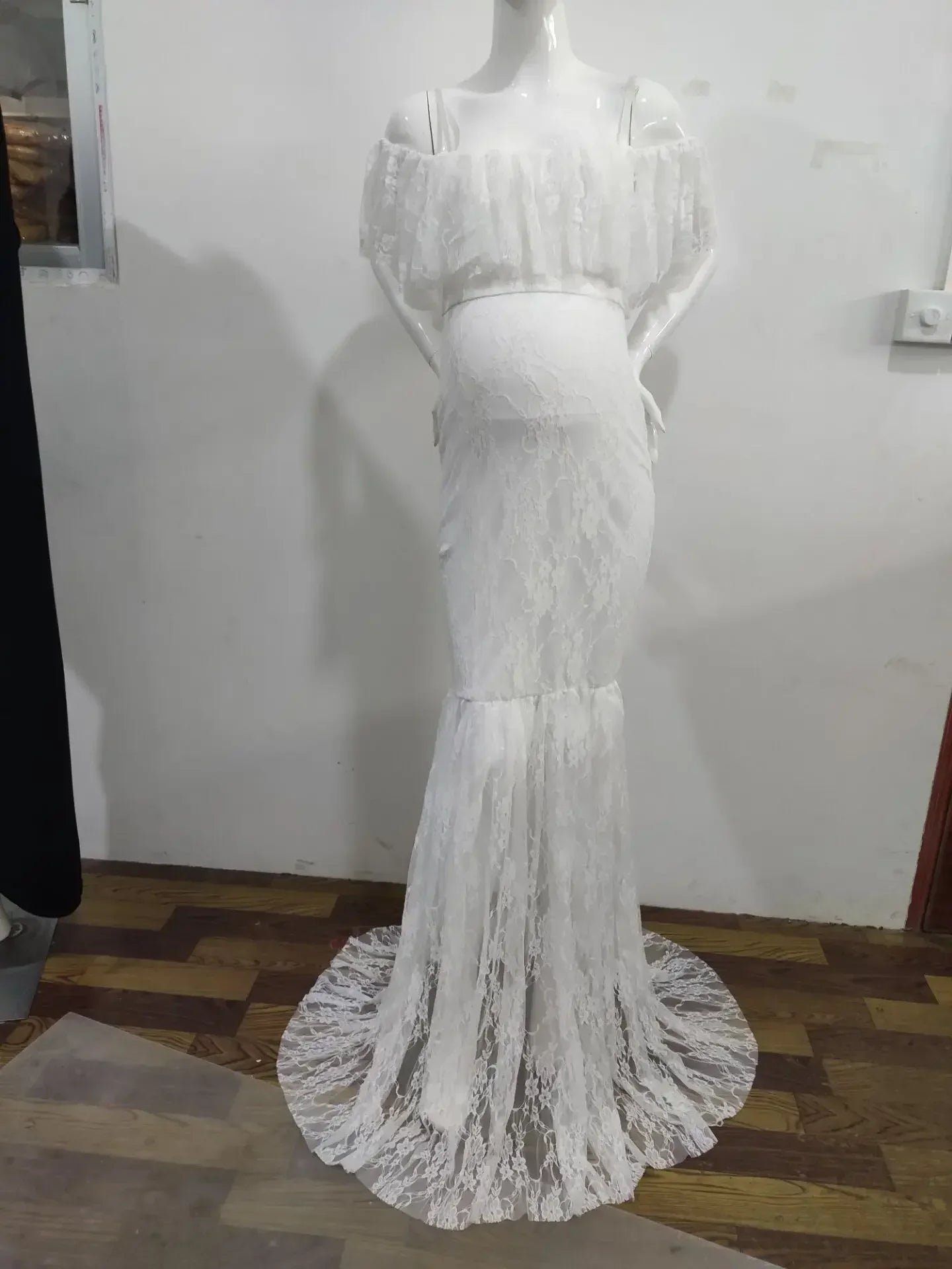 SHOWLU maternity lace flysleeve chiffon dress for photo shoots, featuring elegant lace details and flowing fabric.