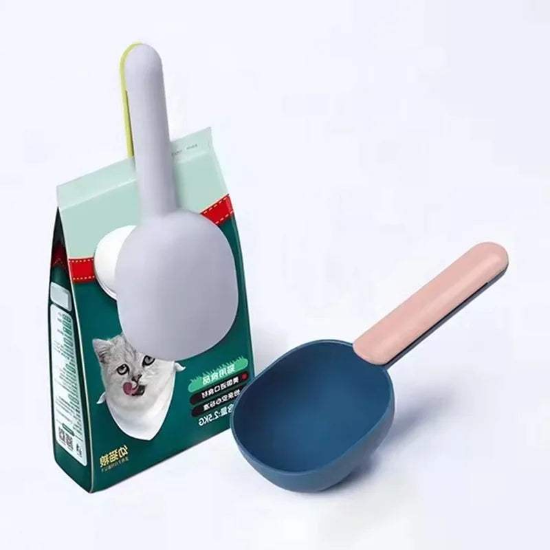 Showlu Smart General pet food scoop clip showing a durable plastic scoop with a secure clip for easy storage and measurement.