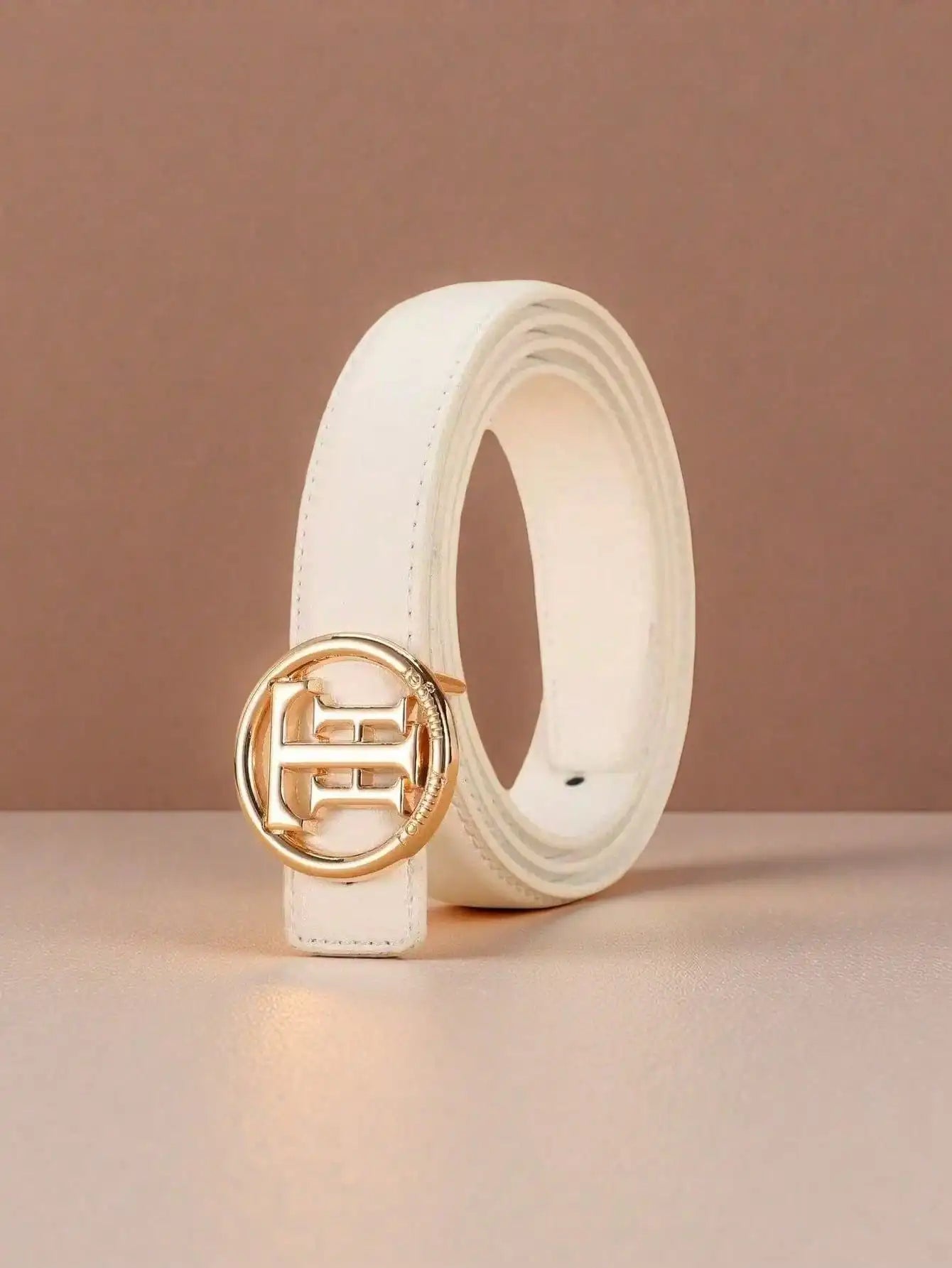 Women’s leather belt with a smooth letter buckle, 2.5cm wide, in classic fashion style, perfect for pairing with jeans.