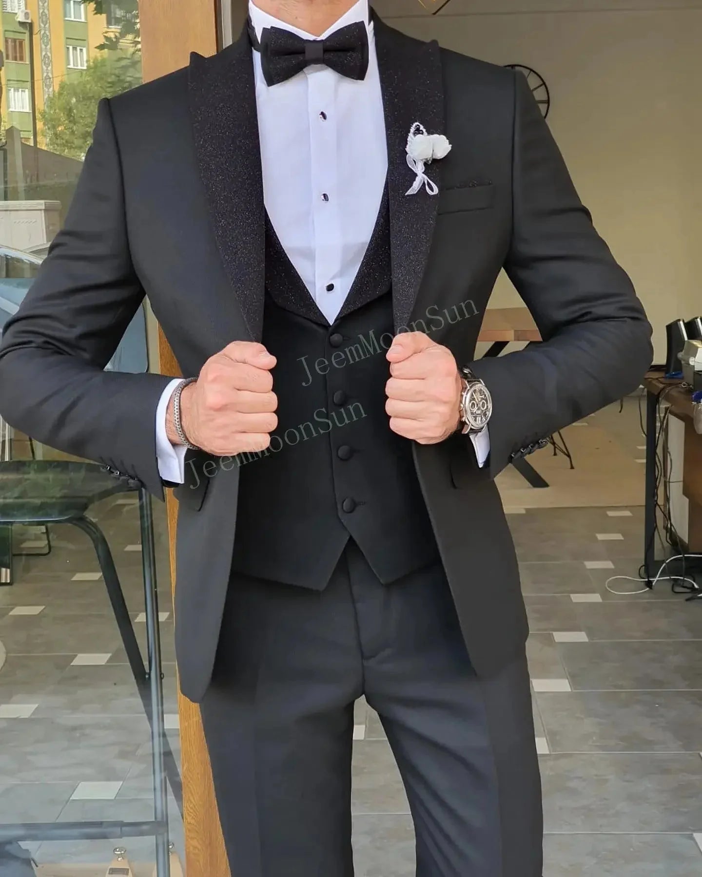 SHOWLU FASHION STORE men's white 3-piece slim fit suit with peak lapel, ideal for weddings, tuxedo style, front view.