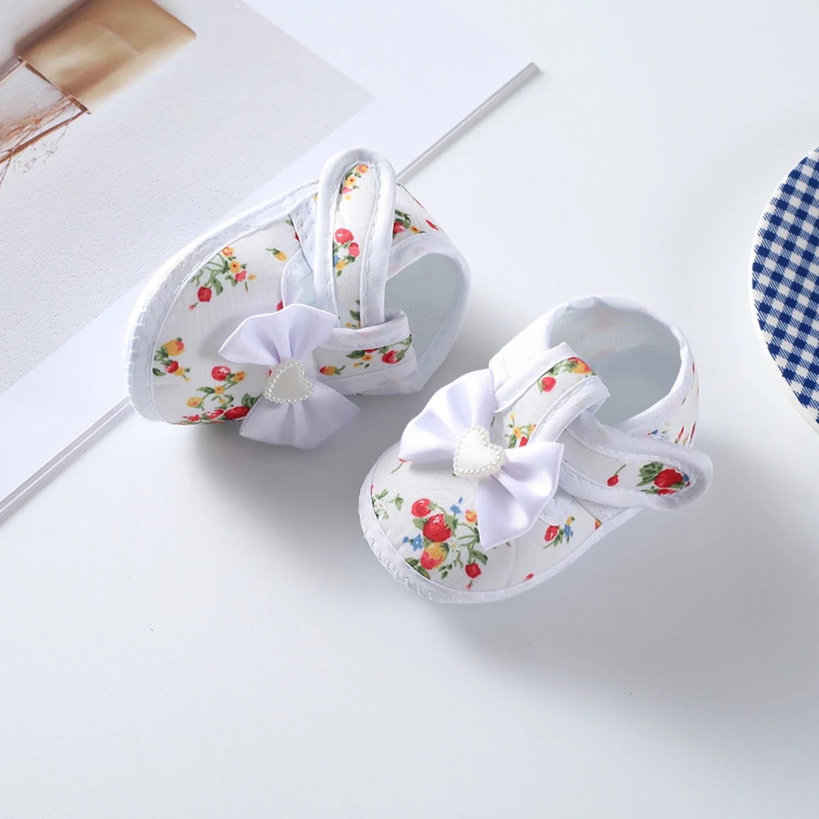 Showlu baby girls' soft sole flat shoes with flower print, suitable for toddlers 0-12 months, featuring comfortable toddler footwear.