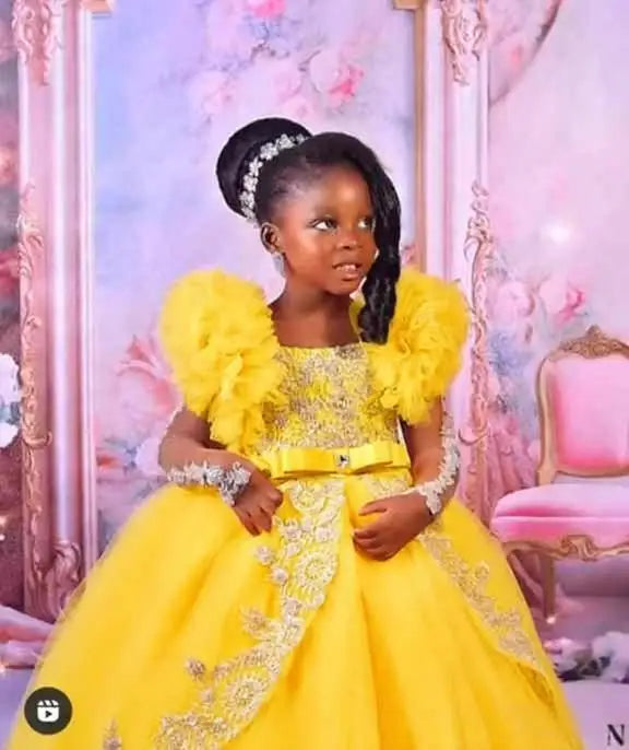 Peach pink lace flower girl dress for baby girls, perfect for birthday parties, with floral details and ruffled sleeves.