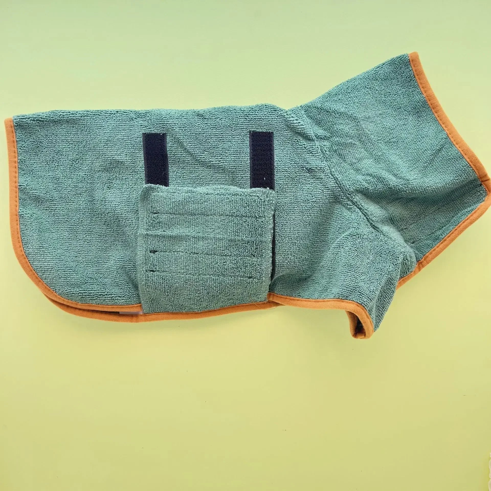 Absorbent dog bathrobe and towel for quick drying, suitable for small and large dogs, featuring a comfortable pet bathrobe design.