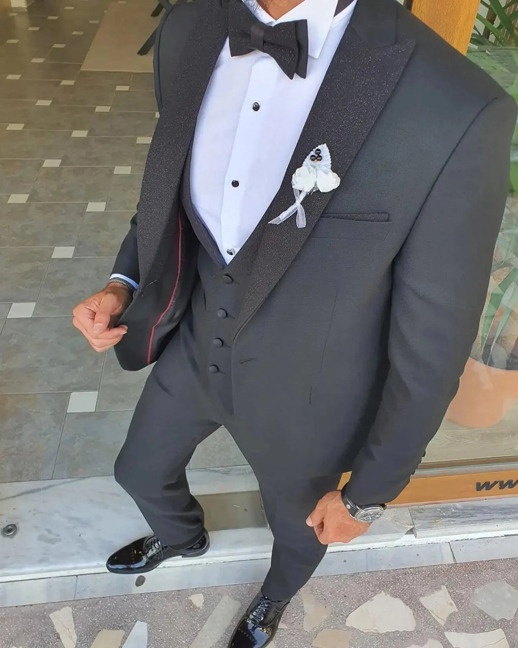 Men's white 3-piece slim fit suit with peak lapel, designed for weddings, by SHOWLU FASHION STORE, shown on a mannequin.