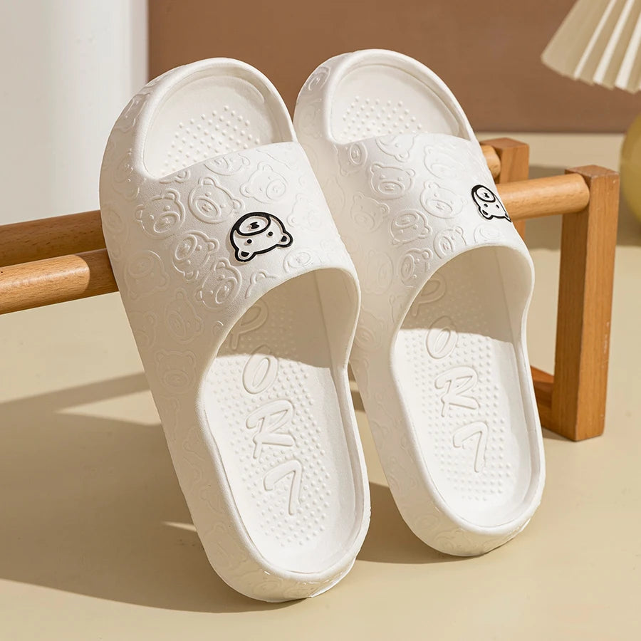 Summer men's slippers with a bear print, soft indoor bathroom sandals, non-slip soles, casual footwear for dormitory or couple wear