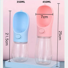 Two portable pet water bottles in blue and pink with labeled heights of 21.5cm and 25cm.