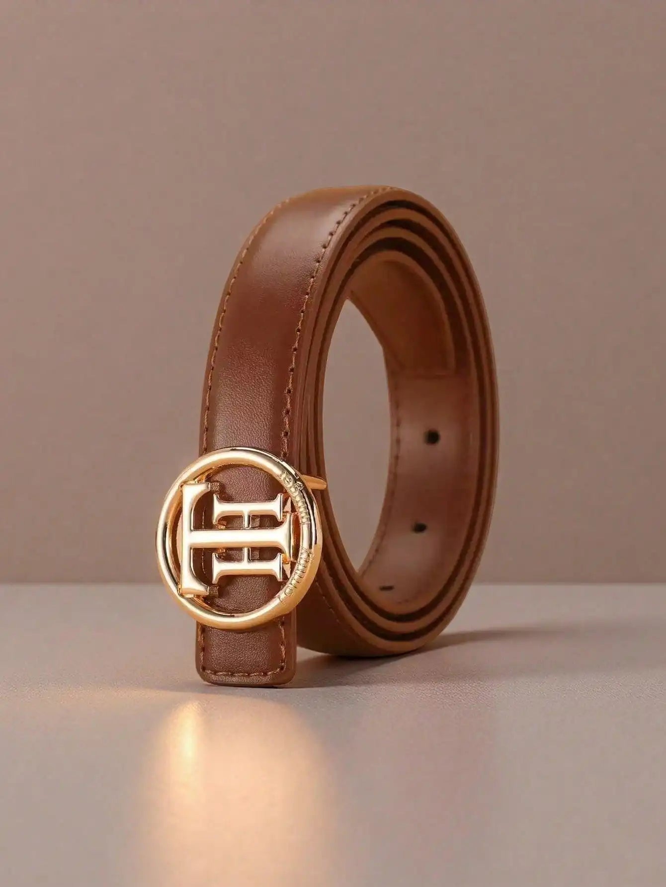 Women's belt with a smooth letter buckle, 2.5cm wide, in classic fashion style, versatile for jeans and casual outfits.