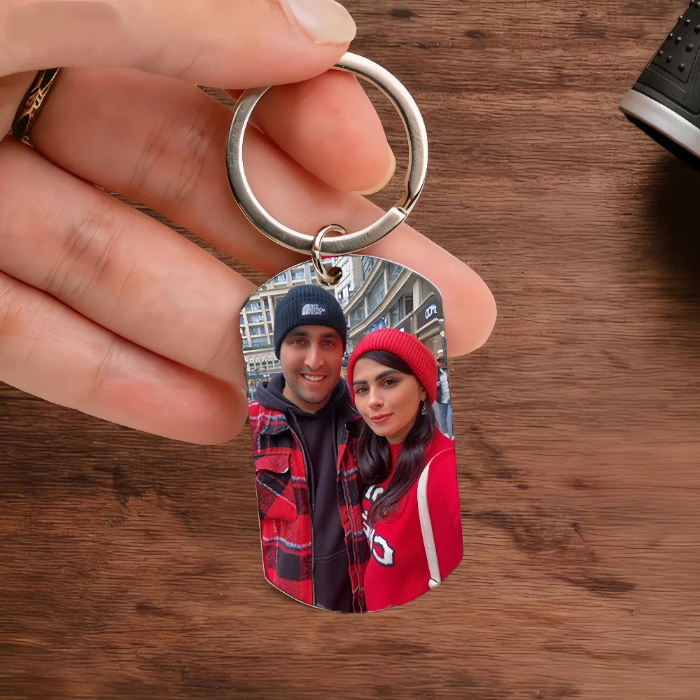 Personalized couple keychain with custom photo design by Showlu Smart, featuring a photo of a couple engraved on a metal keyring.