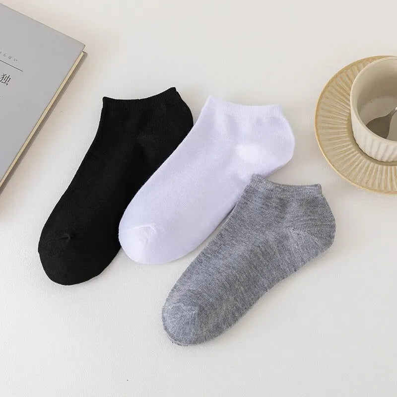 Five pairs of Showlu Fashion low cut boat socks for women and men, breathable, anti-slip, no show ankle socks in solid colors.