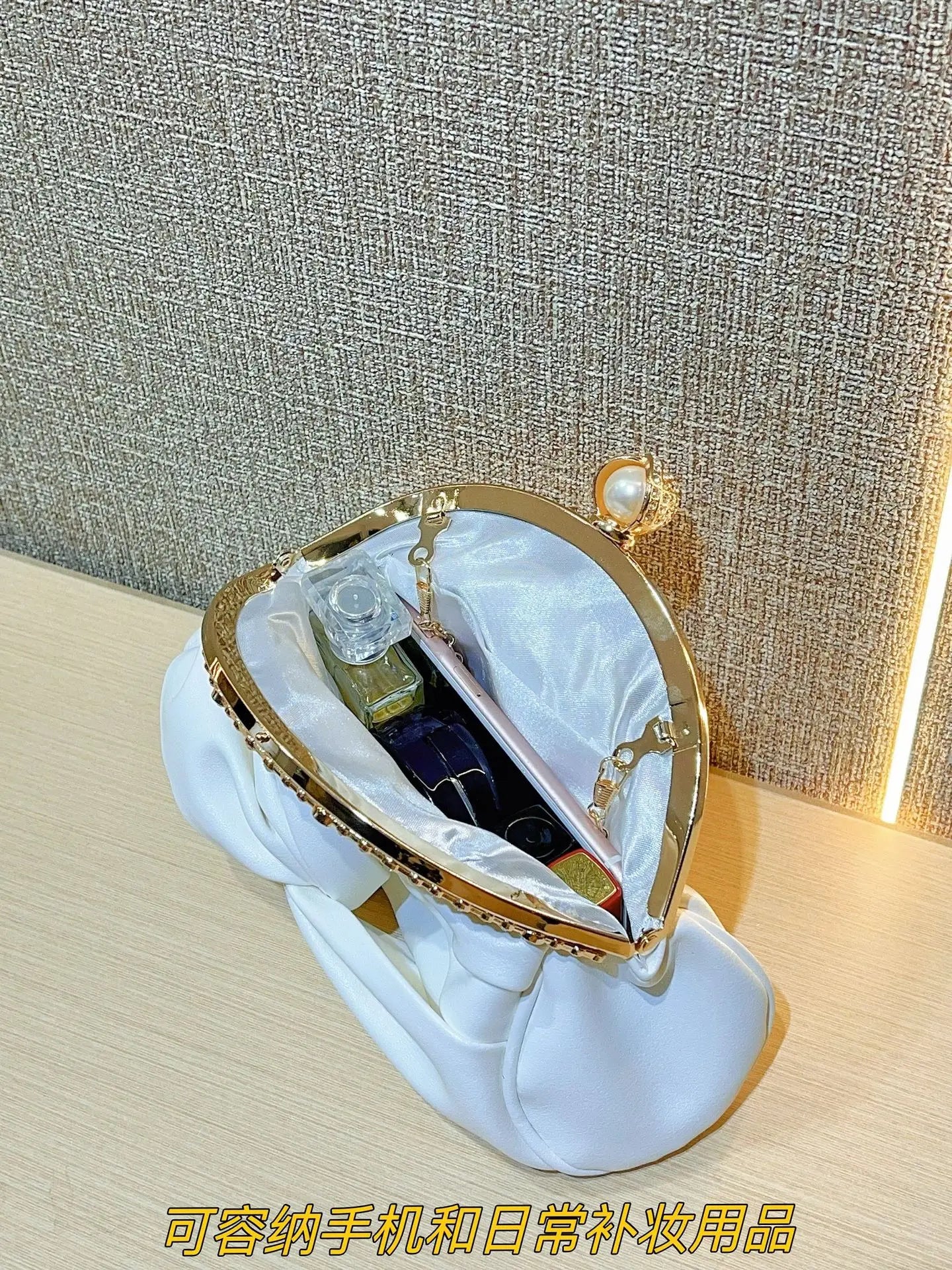 Red luxury chain shoulder bag for women, stylish crossbody clutch with elegant design for wedding or party events.