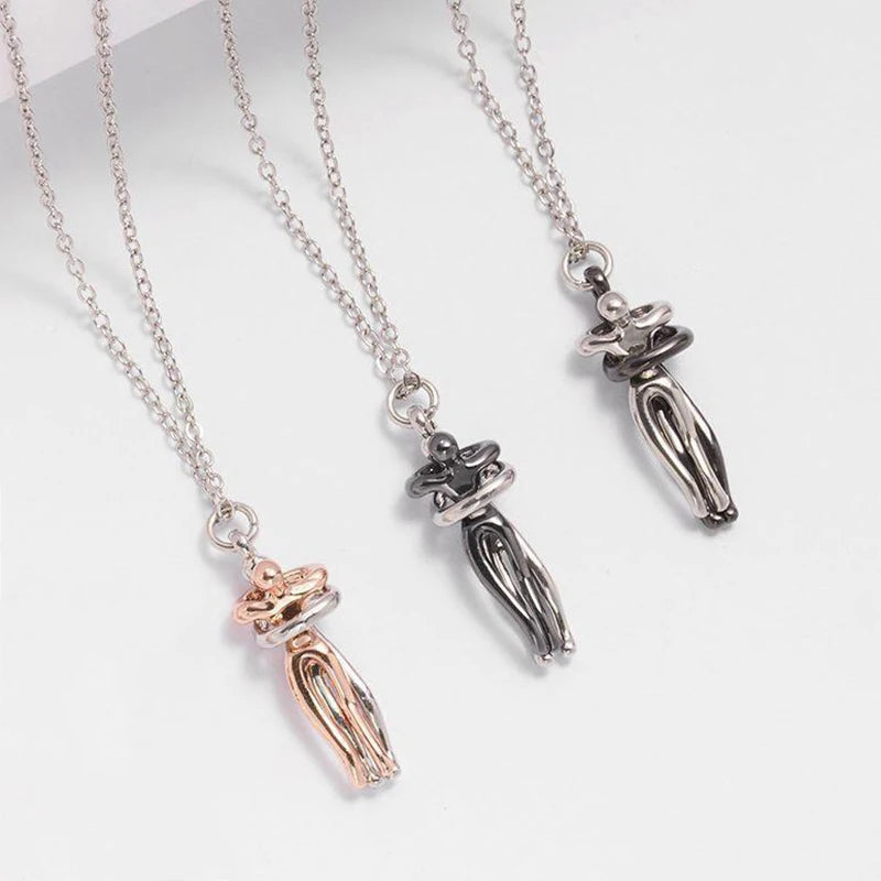 Showlu Fashion men's and women's hugging pendant necklace, romantic jewelry choker chain for lovers, couples, and gift-giving