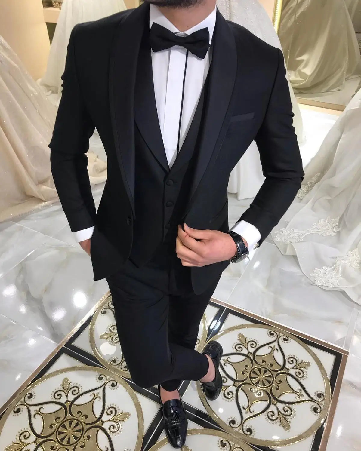 Showlu Smart General 2022 men's burgundy tuxedo suit with black shawl lapel, blazer, vest, and pants for formal weddings and prom.