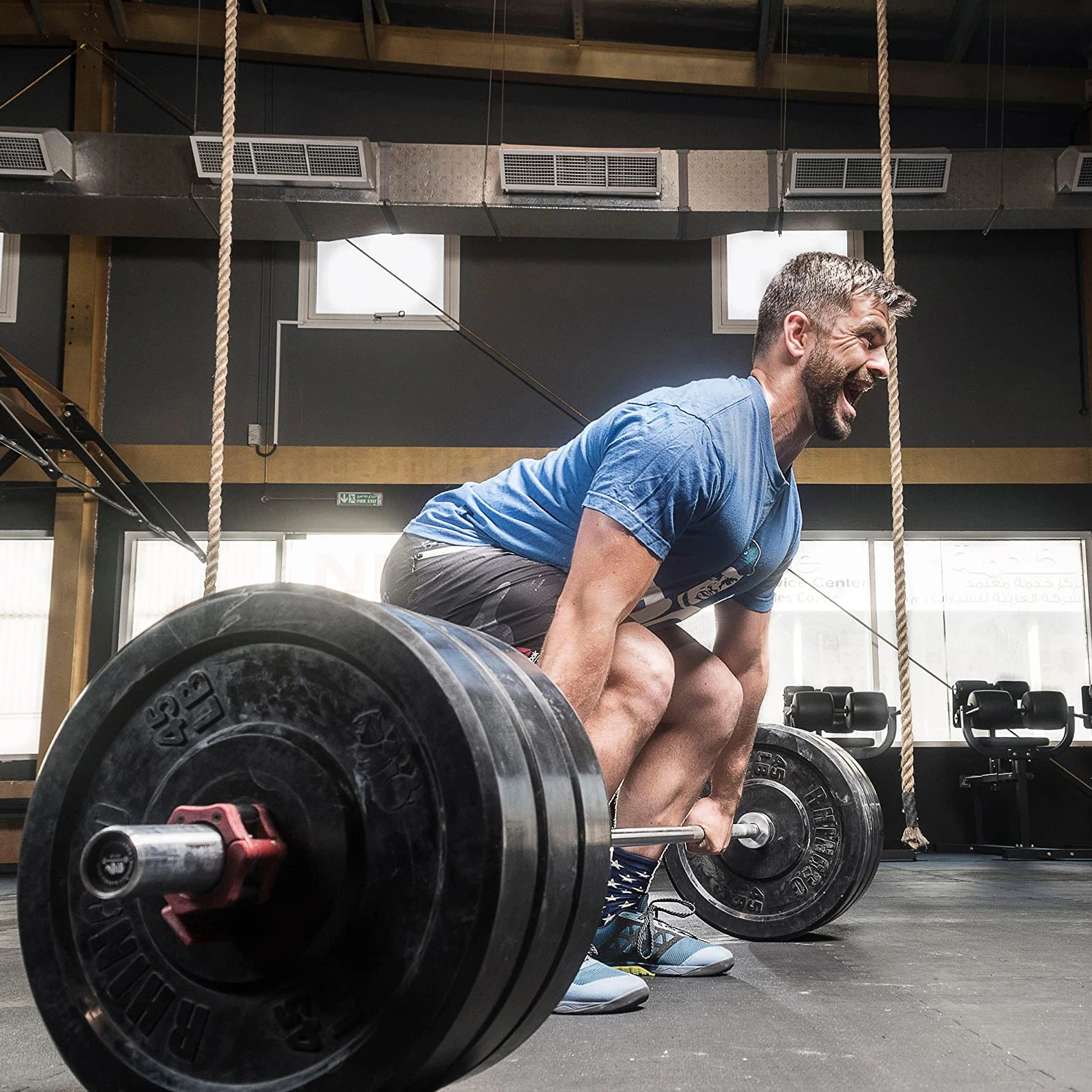 Two-piece thick barbell and dumbbell buckle set with quick-release nuts for secure fixing of barbells and dumbbells.