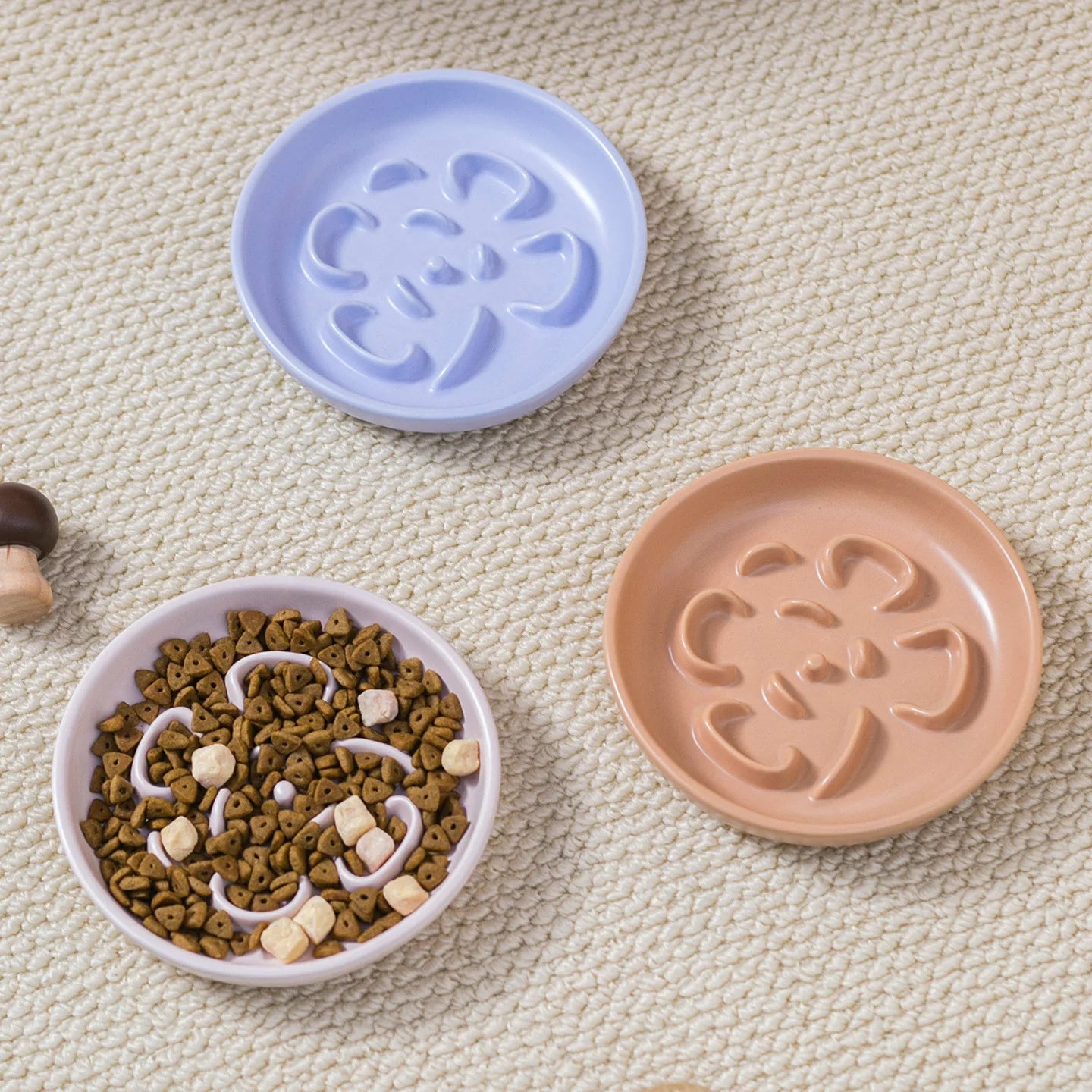 Clover-shaped slow food pet bowl for cats and dogs, anti-spill and anti-choking design, round pet bowl for feeding.