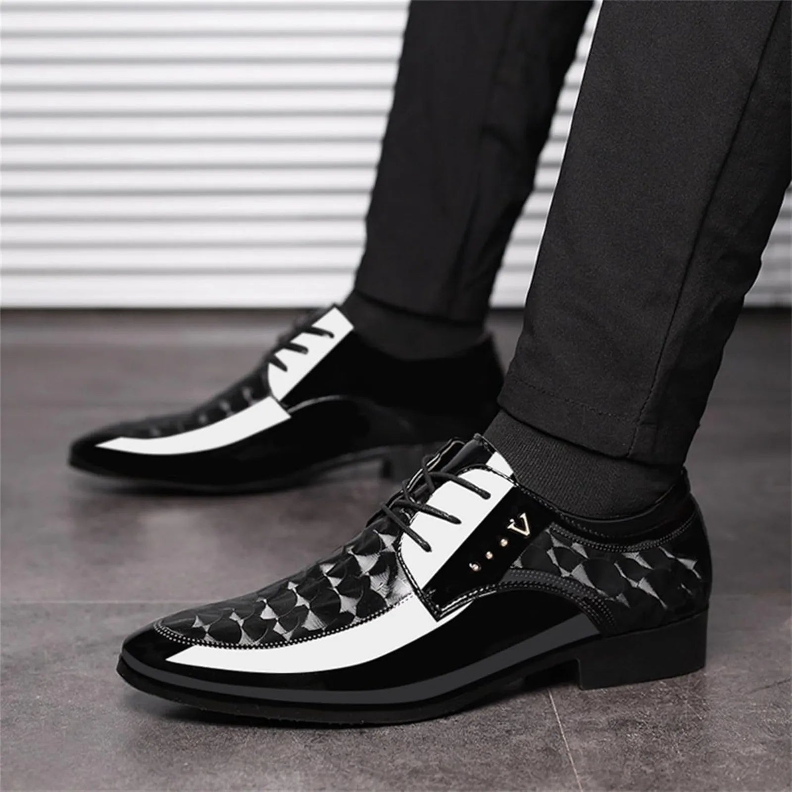 Showlu men's Oxford shoes with a formal moire pattern and square toe, stylish dress shoes for formal occasions.