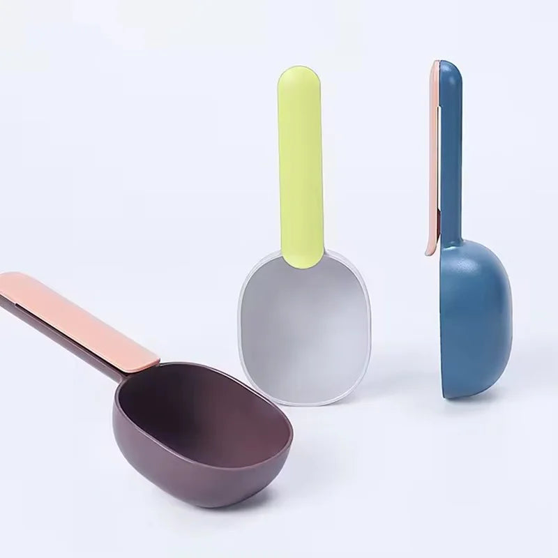 Showlu Smart General pet food scoop clip showing a durable plastic clip holding a metal scoop for pet feeding.